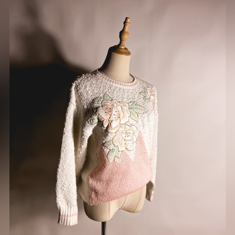 VINTAGE 80s/90s Boucle Floral Pearl Appliqué  Women's Sweater - White and Pink